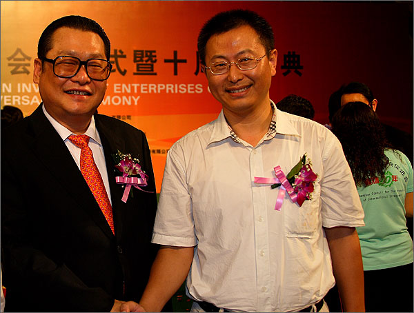 深圳市黑眼睛廣告有限公司文總和深圳市委常委、副市長、外運會組委會主任陳應春親切握手留影